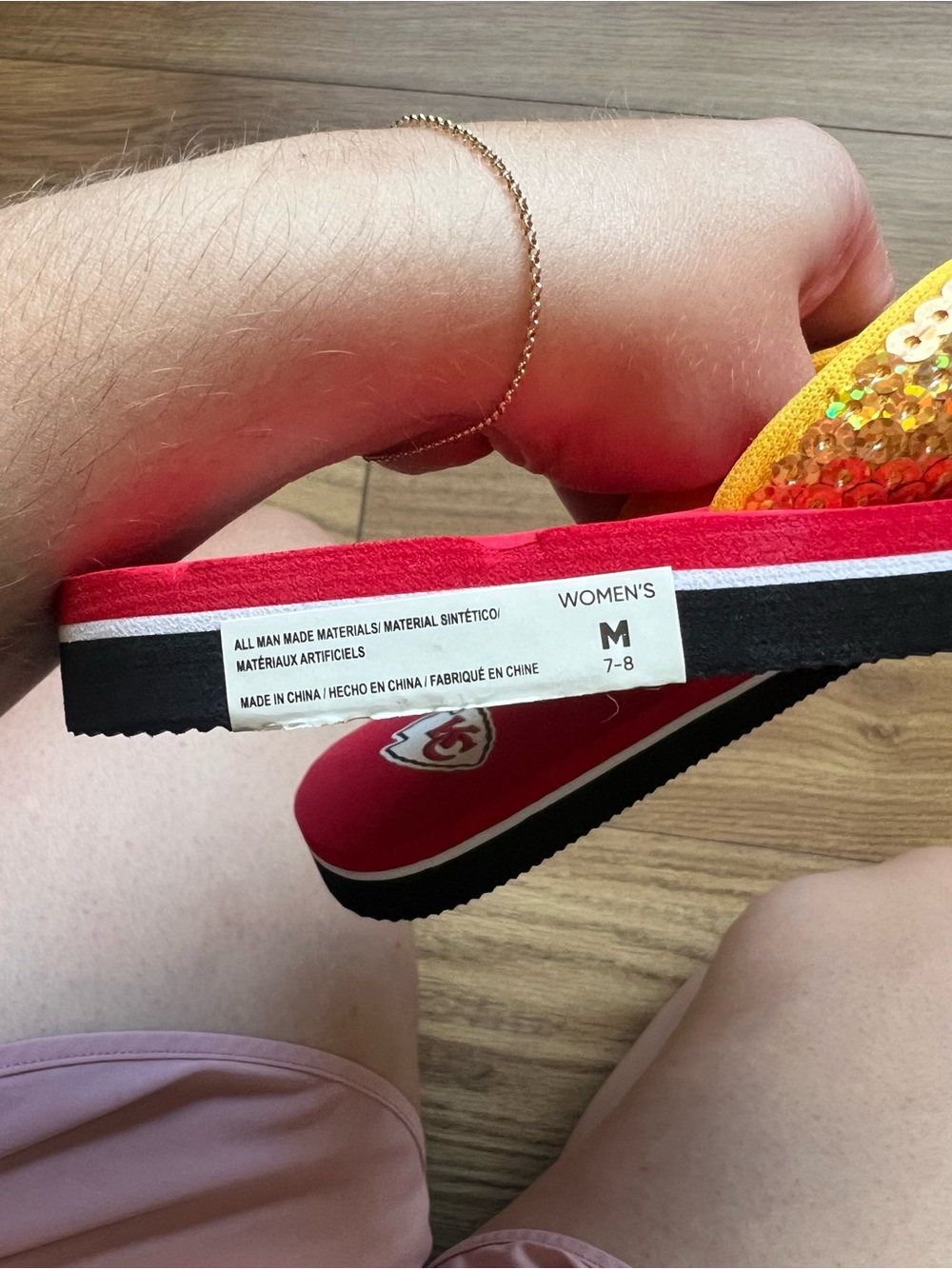 FOCO Kansas City Chiefs NFL Sequin Strap Flip Flops Red Gold (7-8) - Picture 3 of 5